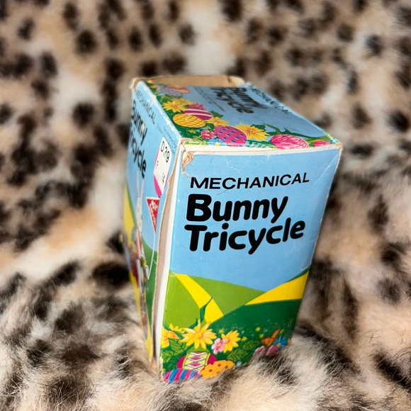 -Vintage 1986- Happy Easter Bunny on Tricycle with Bell and Windup Turn-Key - Picture 10 of 11